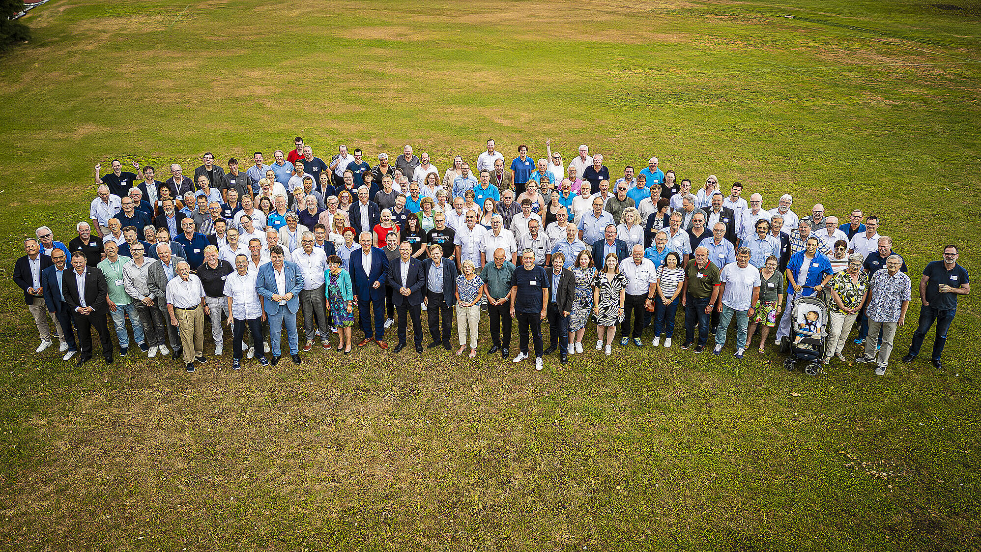 Gruppenfoto mit allen Teilnehmerinnen und Teilnehmern vom Verbandsausschuss