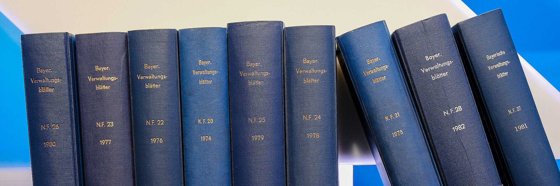 Mehrere Bücher der gesammelten Bayerischen Verwaltungsblätter im blauen Einband