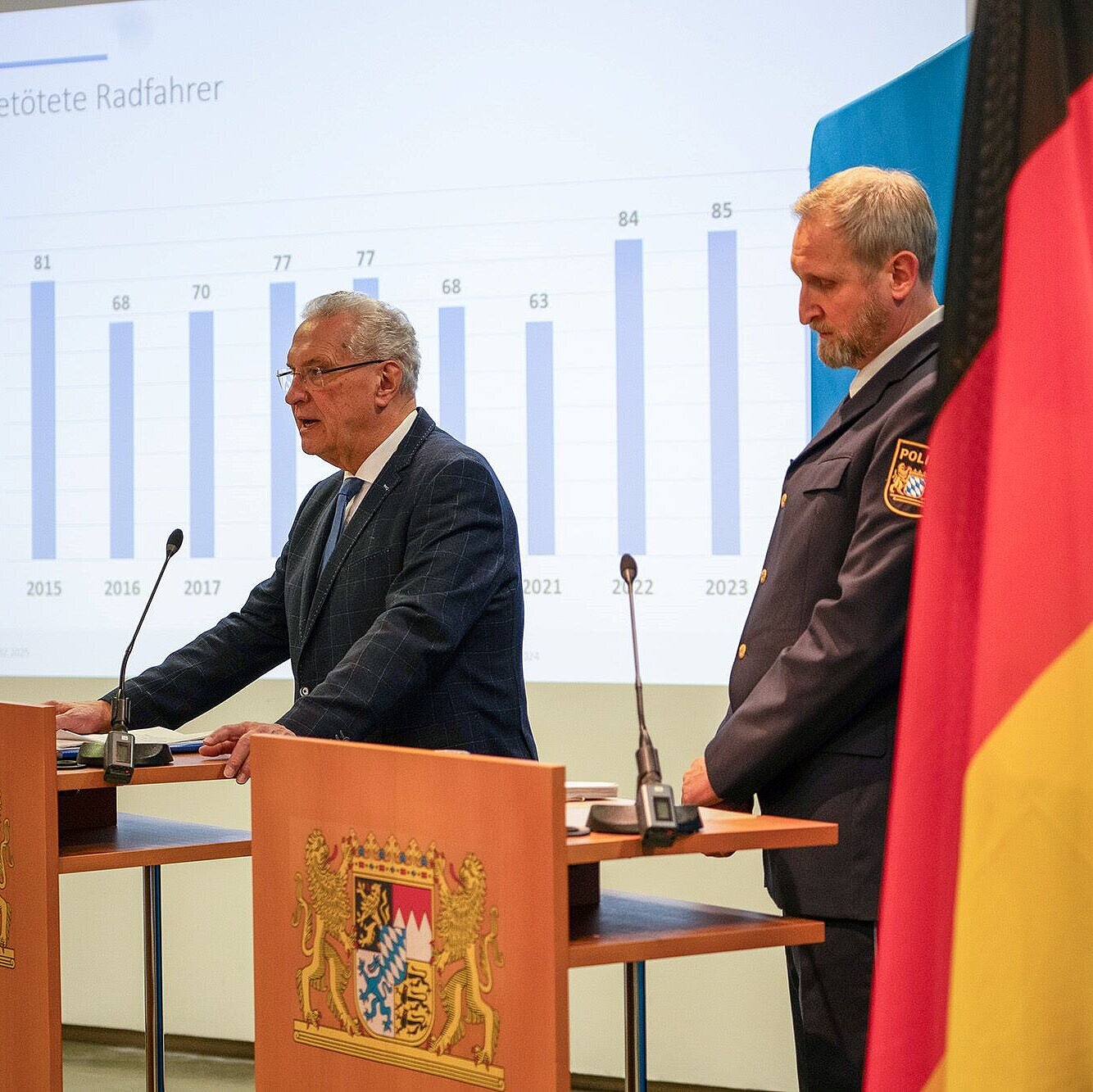 Auf dem Bild ist Innenminister Joachim Herrmann bei der Vorstellung der Verkehrsunfallstatistik 2024 zu sehen.