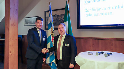 auf dem Bild: Innenstaatssekretär Sandro Kirchner und der italienische Generalkonsul Hände schüttelnd zur Begrüßung