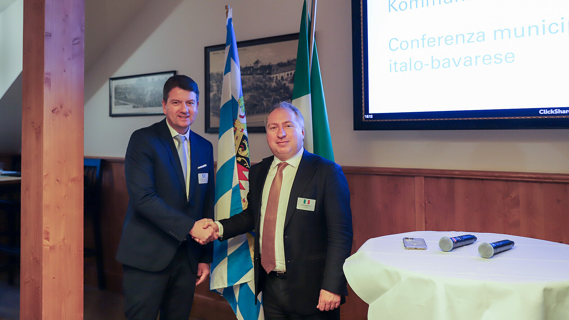 auf dem Bild: Innenstaatssekretär Sandro Kirchner und der italienische Generalkonsul Hände schüttelnd zur Begrüßung