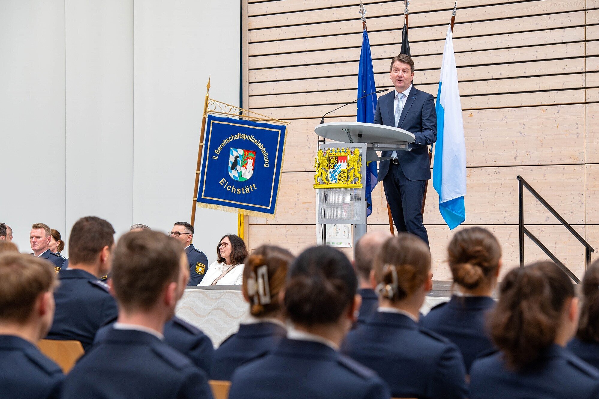 Staatssekretär Sandro Kirchner begrüßt in Eichstätt rund 120 Polizistinnen und Polizisten