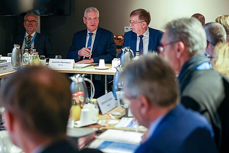 Innenminister Joachim Herrmann und die weiteren Innenminister und -ministerinnen sowie Sportsenatoren und -senatorinnen bei der 50. SMK