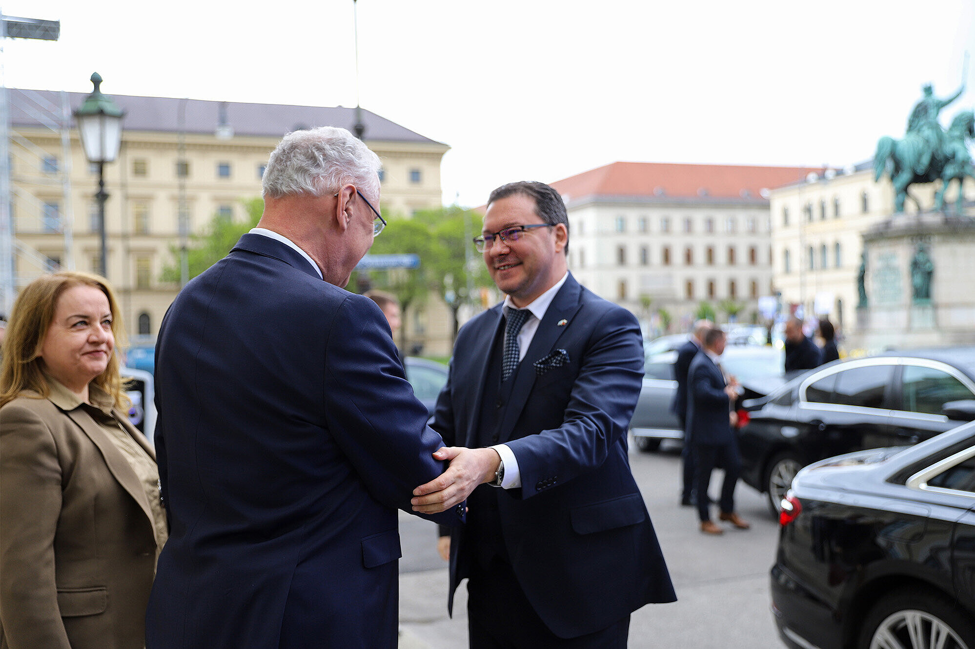 auf dem Bild Innenminister Joachim Herrmann bei der Begrüßung von Innenminister Daniel Mitov vor dem Innenministerium