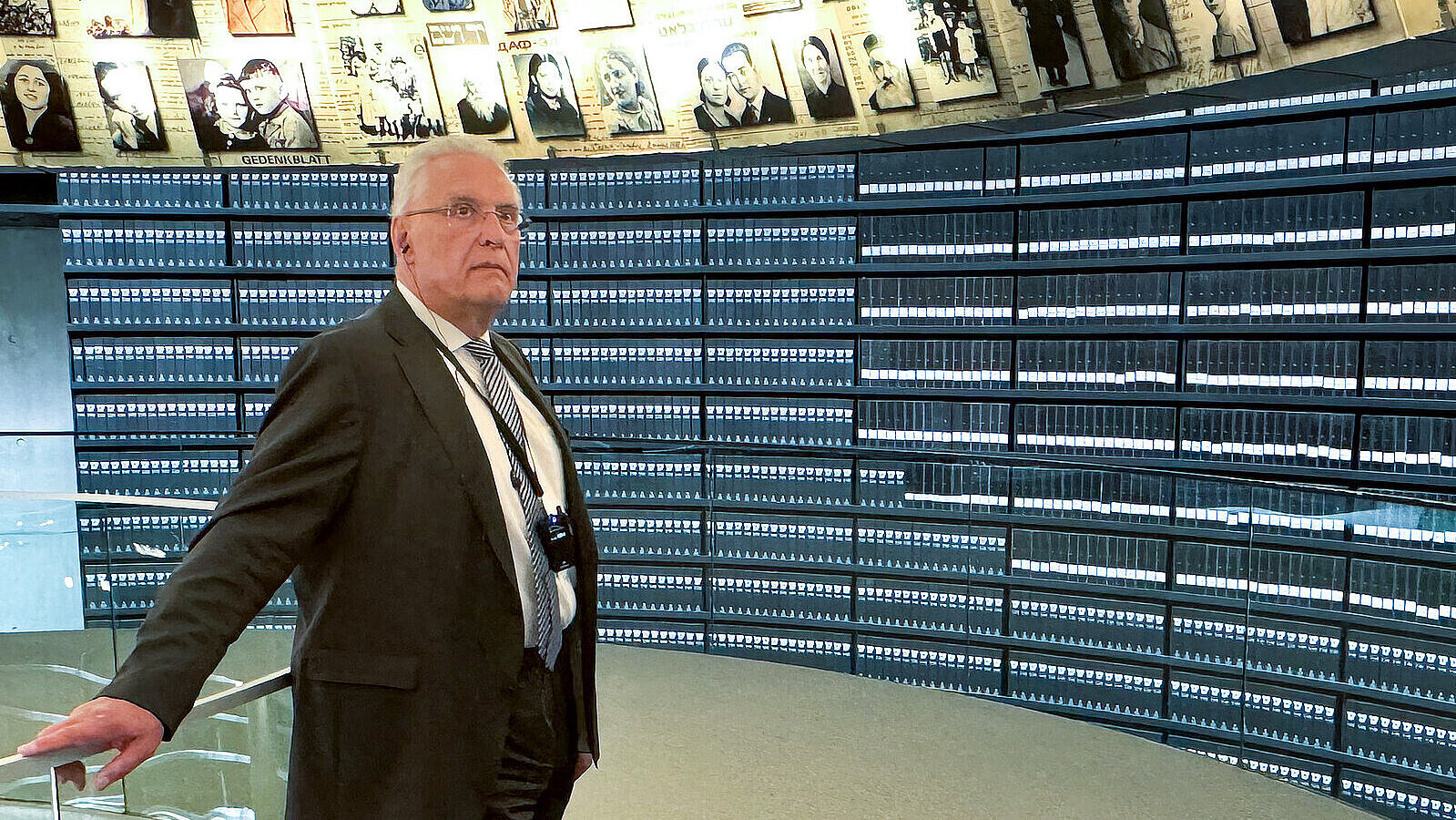 Innenminister Joachim Herrmann besichtigt Yad Vashem und sieht sich die Gedenkstätte an