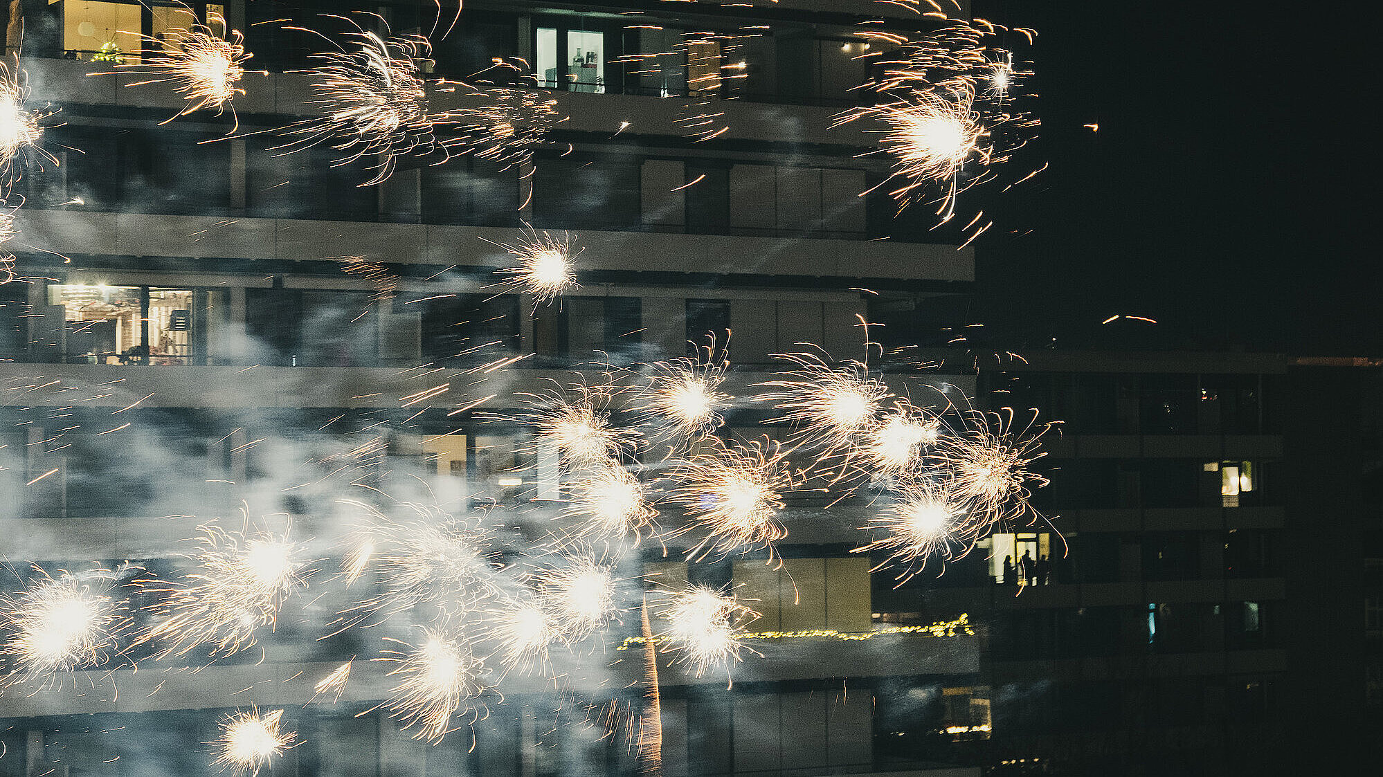 Feuerwerkskörper vor Wohngebäude