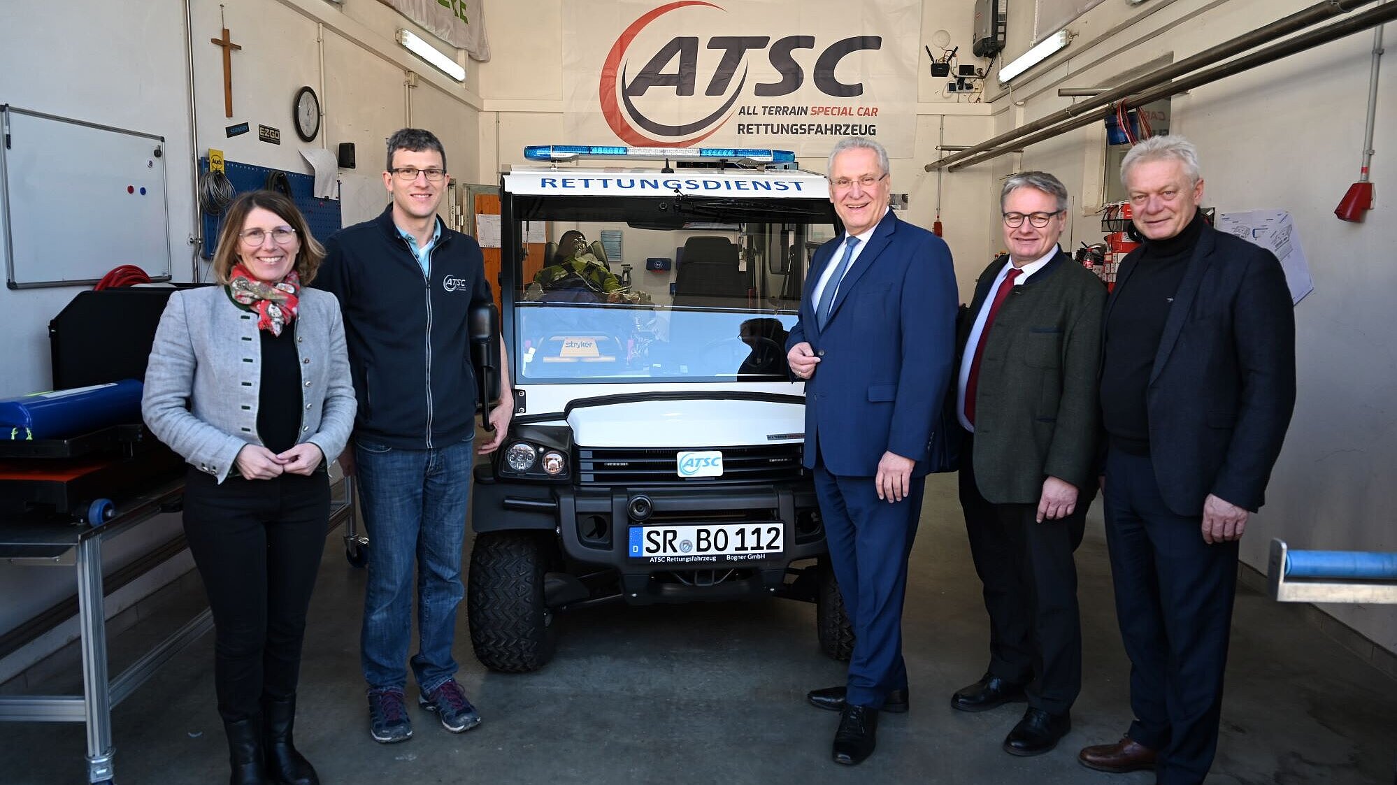 Auf dem Bild ist Innenminister Joachim Herrmann bei der Besichtigung der Fa. Bogner zu sehen, bei der er sich einen Eindruck über das ATSC-Rettungsfahrzeug verschafft hat.