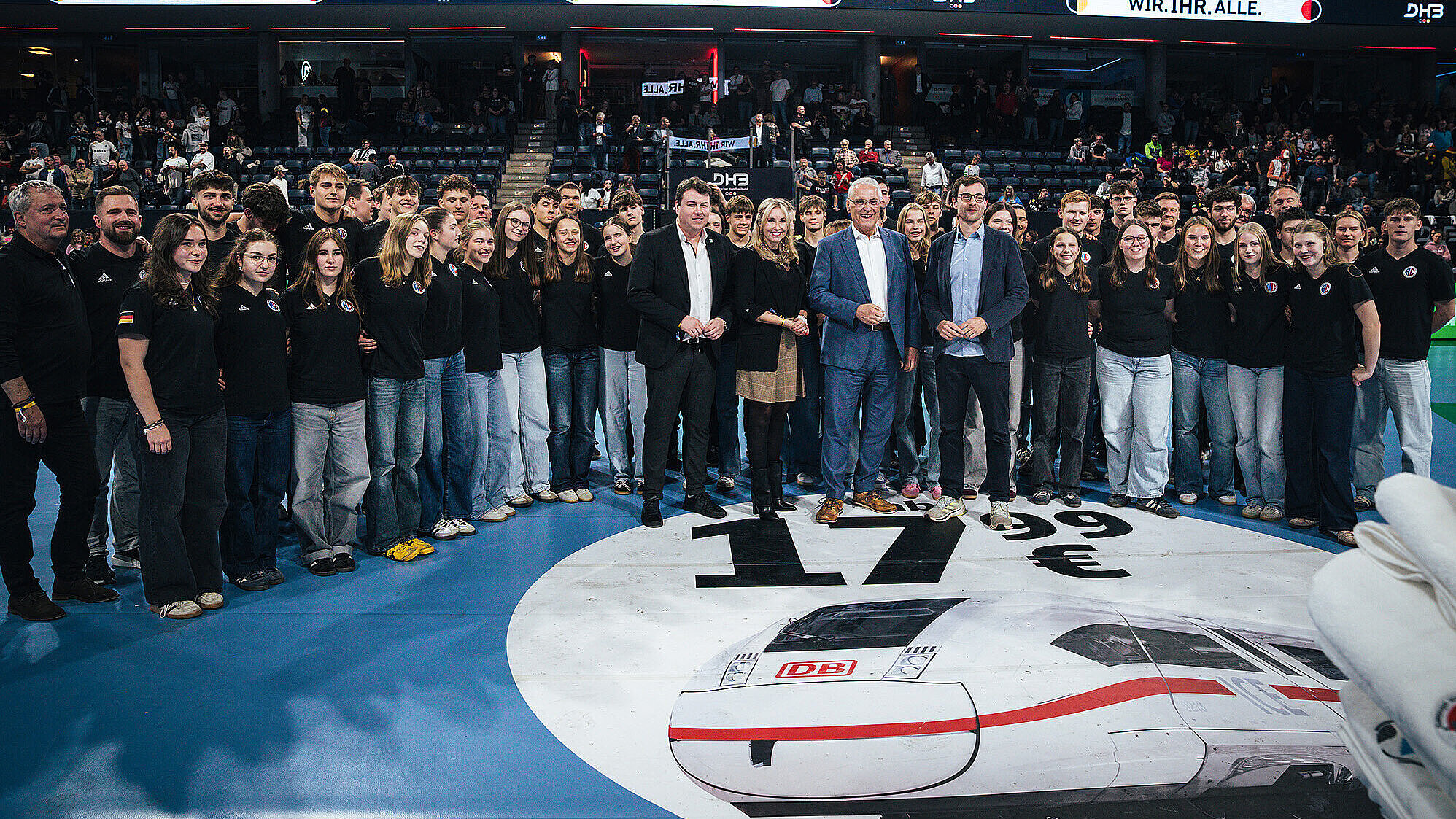 Auf dem Bild die Jugendmannschaften des HC Erlagen mit Sportminister Joachim Herrmann in der Handballhalle.