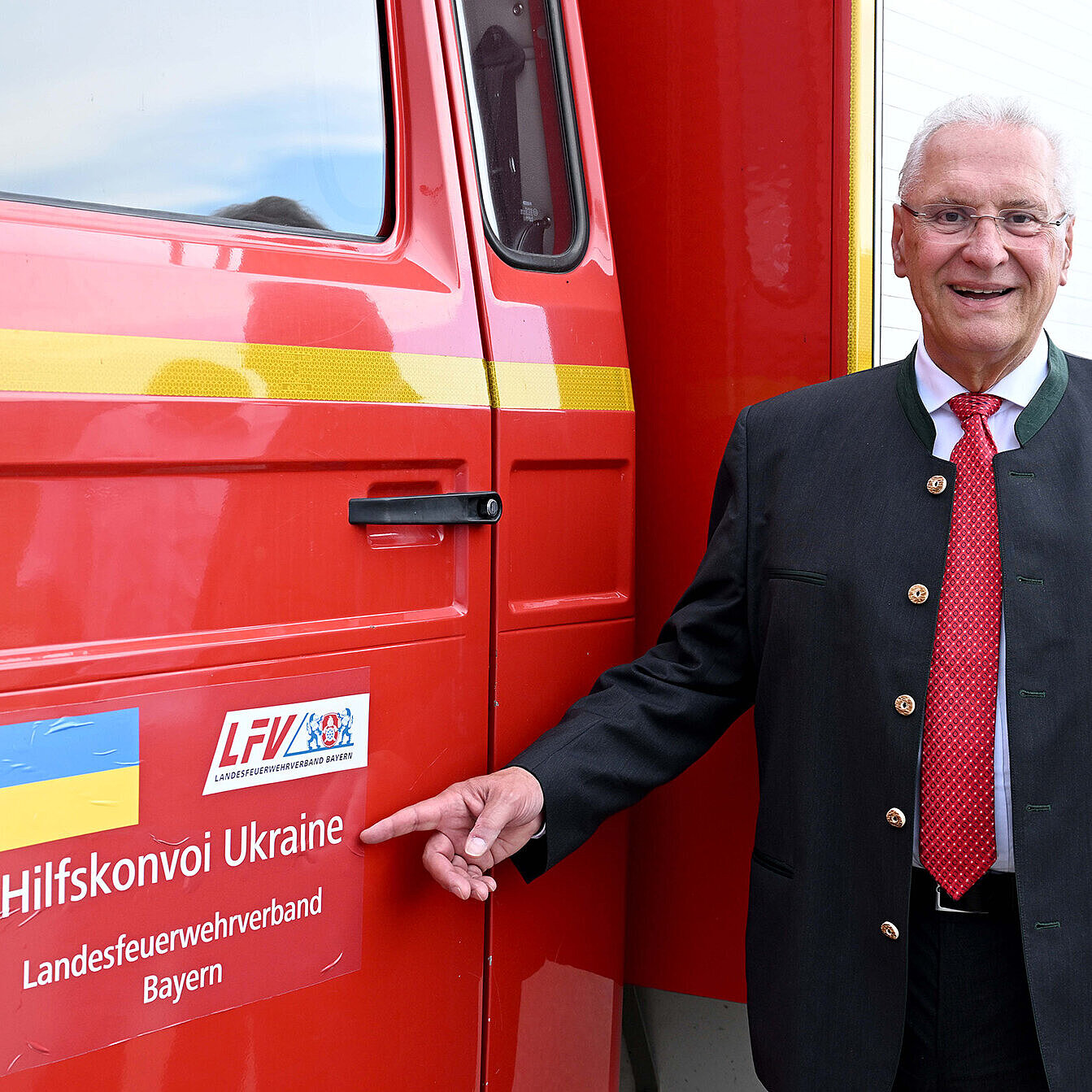 Innenminister Herrmann mit Feuerwehrauto Hilfskonvoi