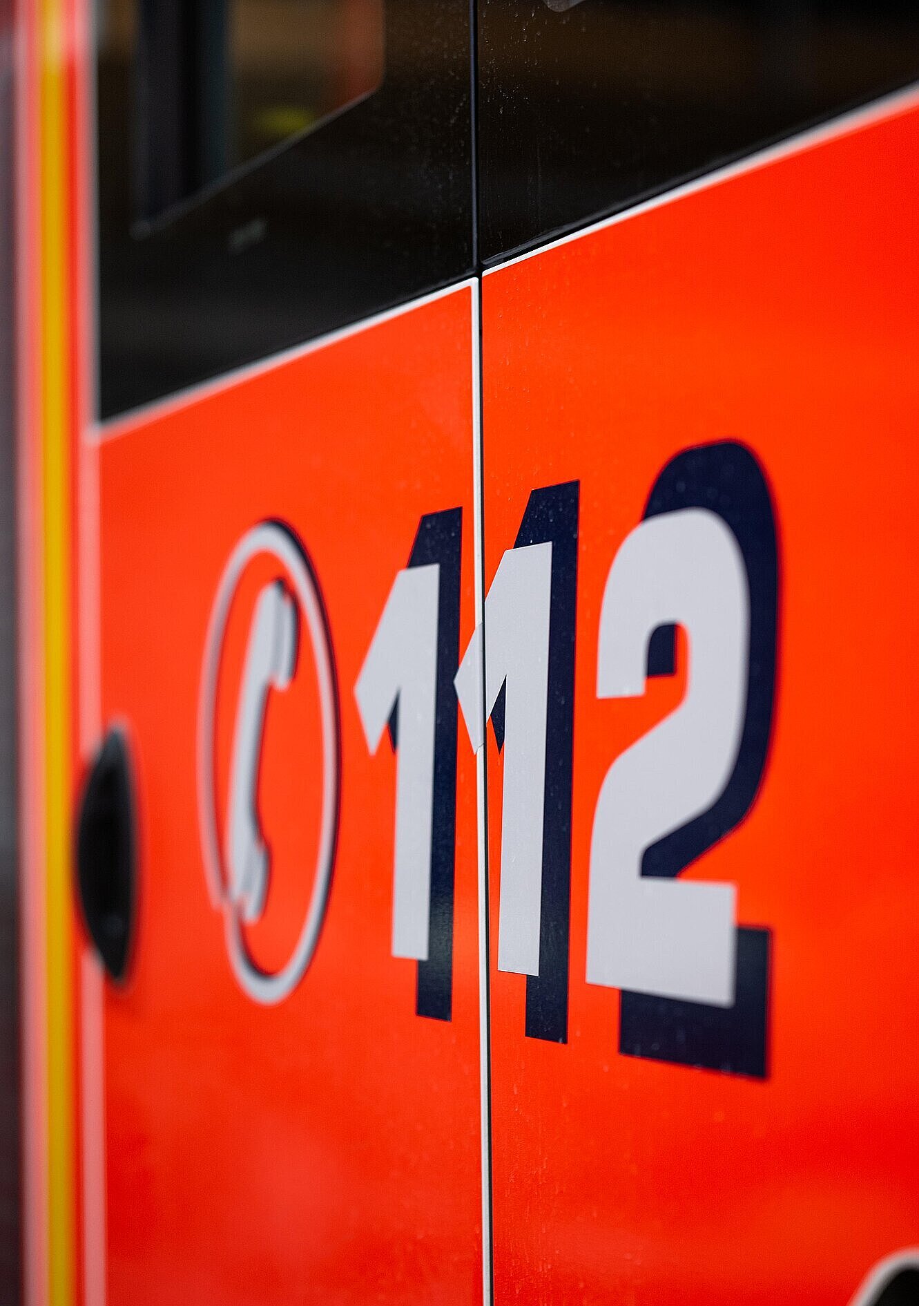 Nahaufnahme einer Feuerwehrtür mit dem Notruf 112