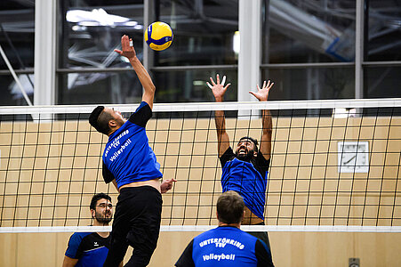 Innen-, Sport- und Integrationsminister Joachim Herrmann übergibt am 05.10.2020 in Unterfoehring an das Mixed Volleyballteam "Servus und Salem" des TSV Unterföhring einen Scheck. Die Fördermittel kommen aus dem Projekt "Sport schafft Heimat".