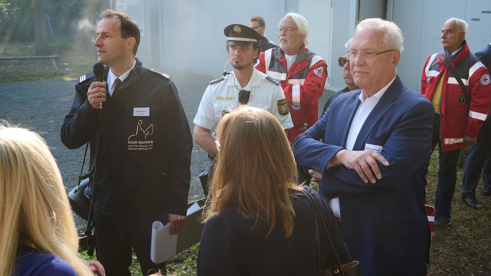 Innenminister Joachim Herrmann mit Teilnehmerinnen und Teilnehmern der Blaulichtorganisationen bei der Katastrophenschutzübung in Bamberg
