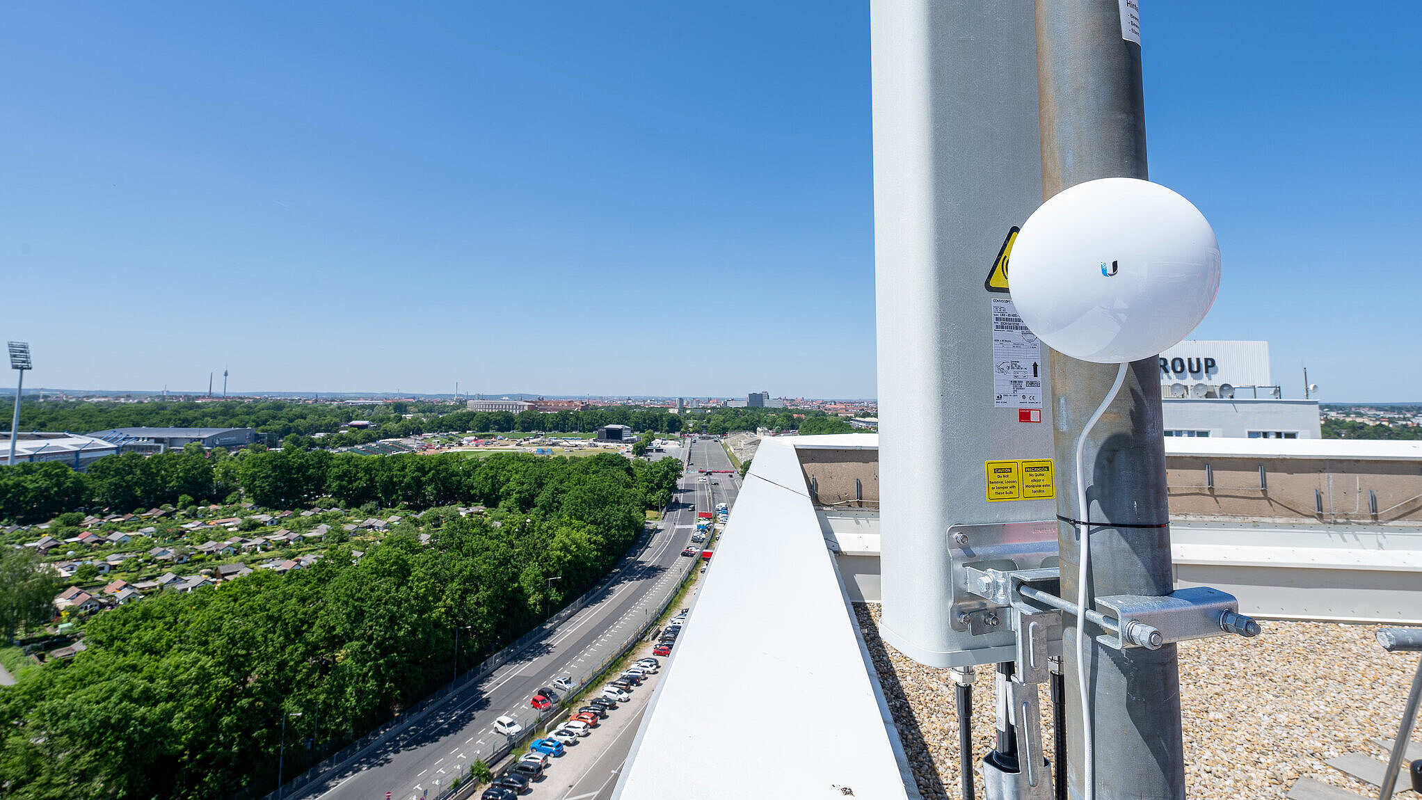 Warnsirene und Antenne auf dem Dach eines hohen Gebäudes installiert 