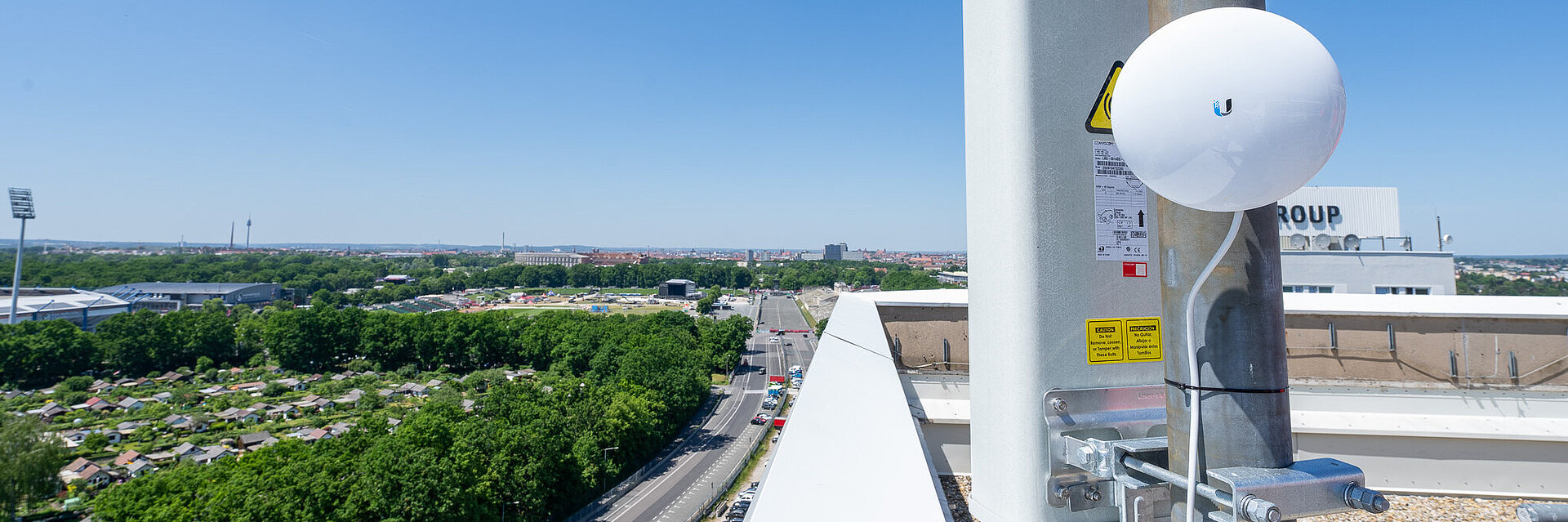 Warnsirene und Antenne auf dem Dach eines hohen Gebäudes installiert 