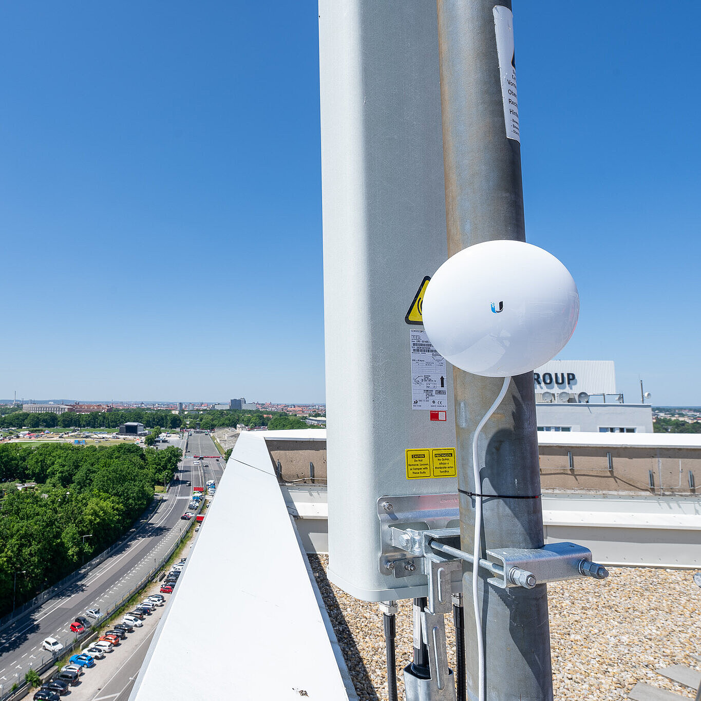 Warnsirene und Antenne auf dem Dach eines hohen Gebäudes installiert 