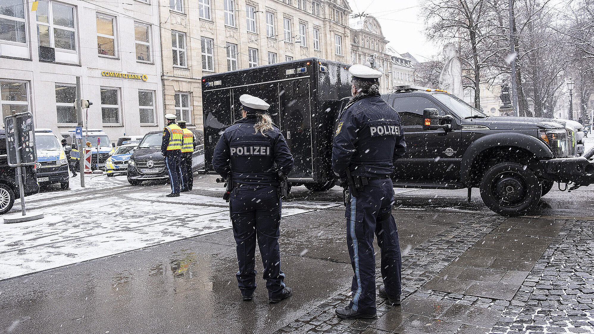 Polizeikontrollen im Sicherheitsbereich der 61. Münchner Sicherheitskonferenz