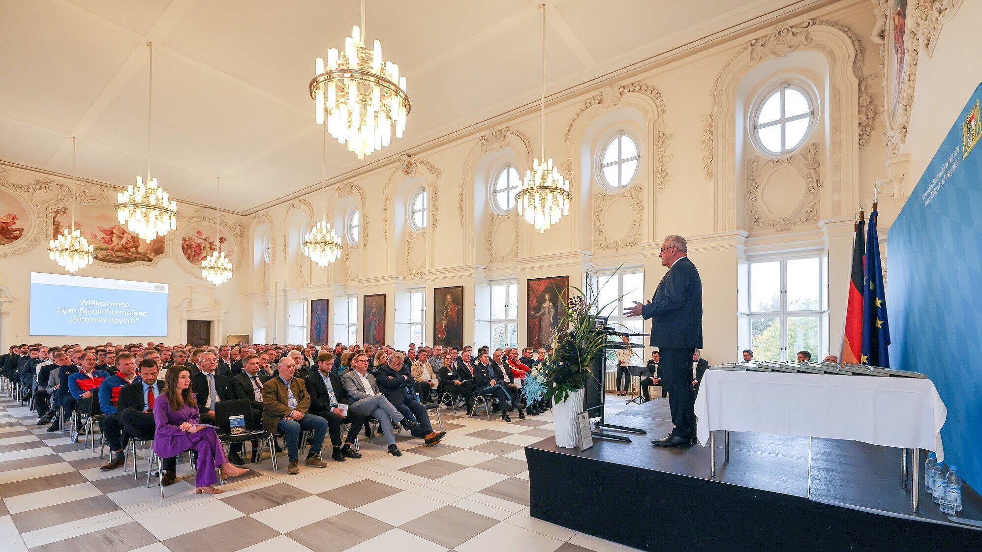Blick in den Saal mit Publikum und Innenminister Herrmann auf Bühne am Rednerpult