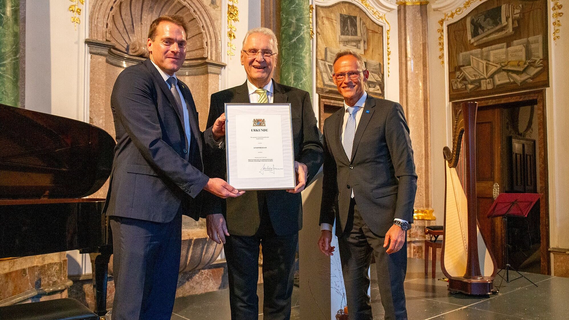 Innenminister Joachim Herrmann bei der Übergabe der Prädikatsurkunde mit Offiziellen der Stadt Füssen.