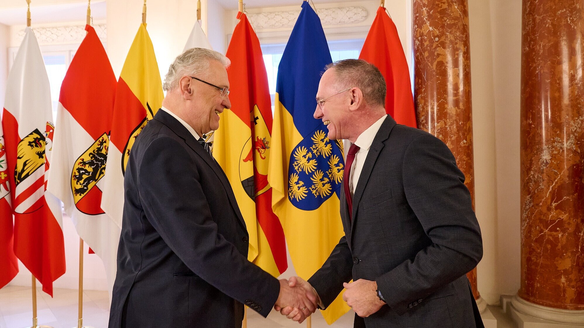 Herrmann gibt Karner die Hand