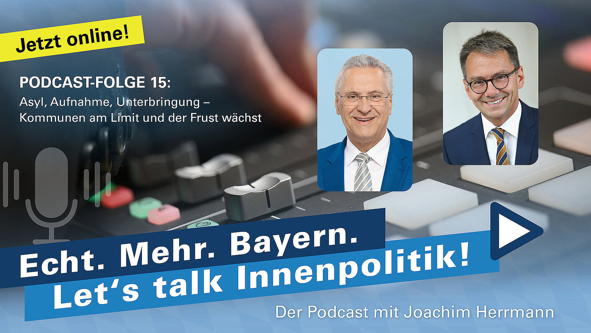 Auf dem Bild sind Innenminister Joachim Herrmann sowie Thomas Karmasin zu sehen. Im Hintergrund ist ein Mischpult abgebildet.