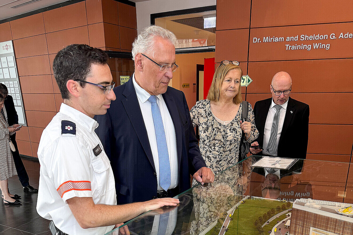 Ein Mitarbeiter von MDA links neben Innenminister Herrmann vor einem Modellbau des MDA.