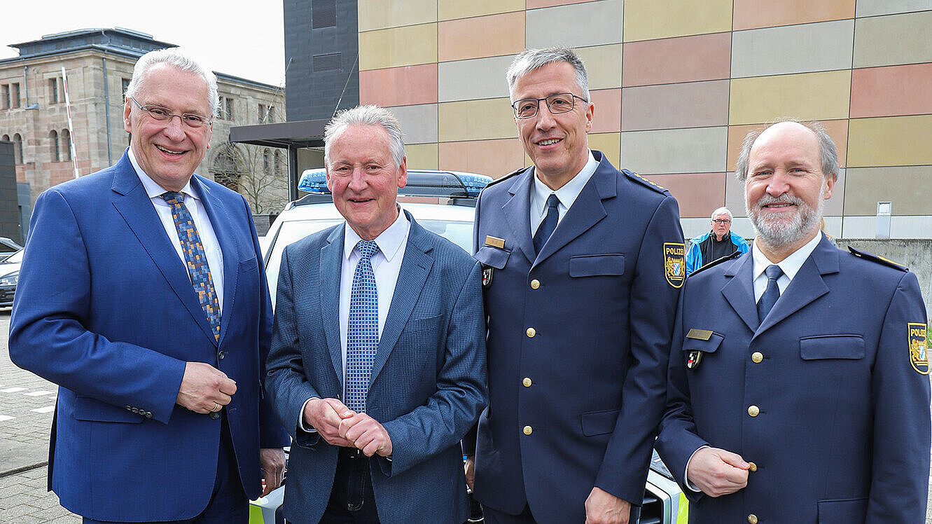 Innenminister Joachim Herrmann, Fürther Oberbürgermeister Dr. Thomas Jung, der Leiter der Polizeiinspektion Fürth, Bernd Wolf und Mittelfrankens Polizeipräsident Adolf Blöchl vor Polizeiauto