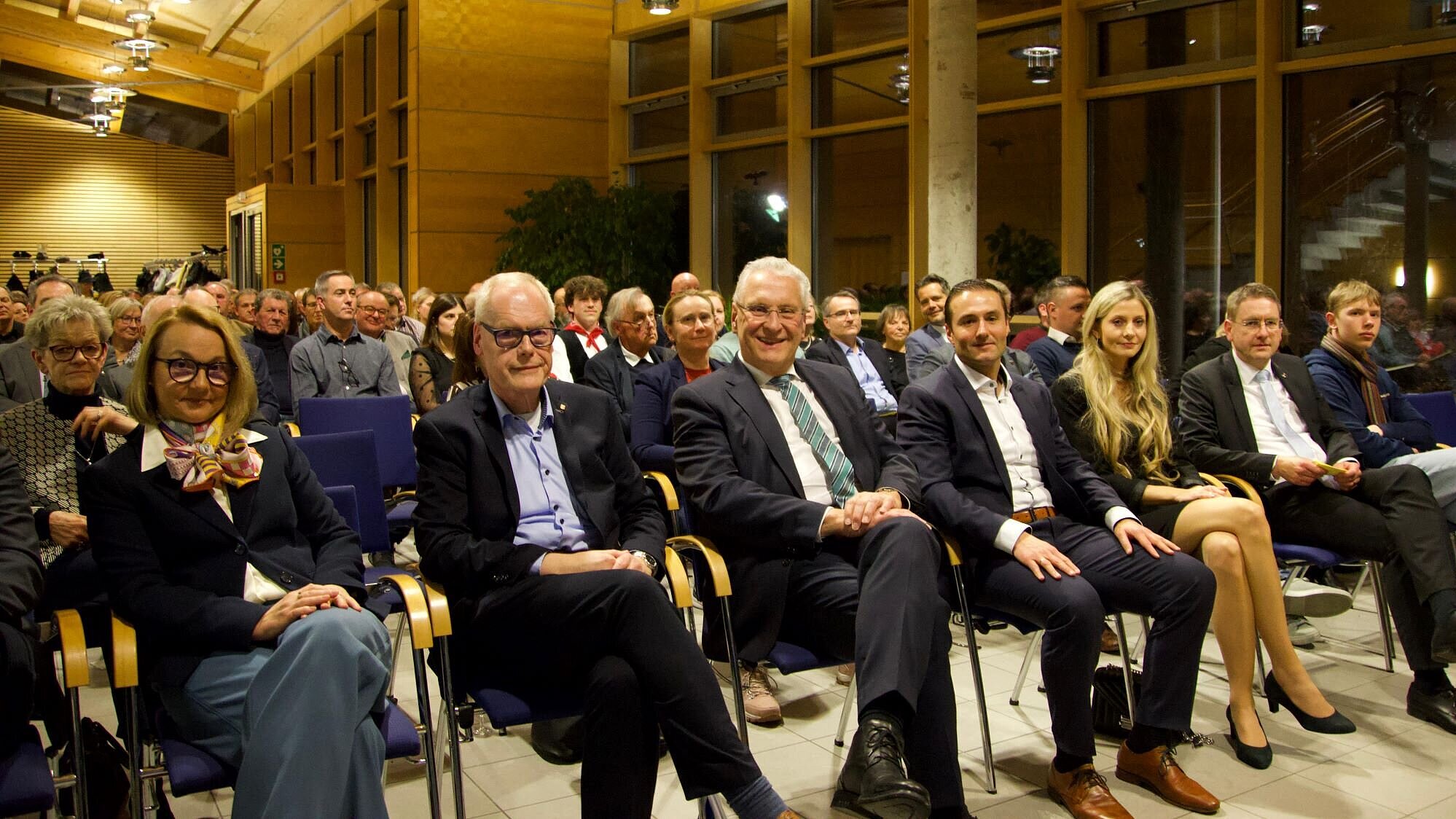 Innenminister Joachim Herrmann, neben ihm Dr. Pfeiffer, bei der Verabschiedung von Bürgermeister Dr. Pfeifer. Umringt von weiteren Gästen in einem Festsaal.