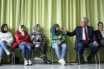 Innenminister Herrmann im Gespräch mit Migrantinnen beim Projekt Jono
