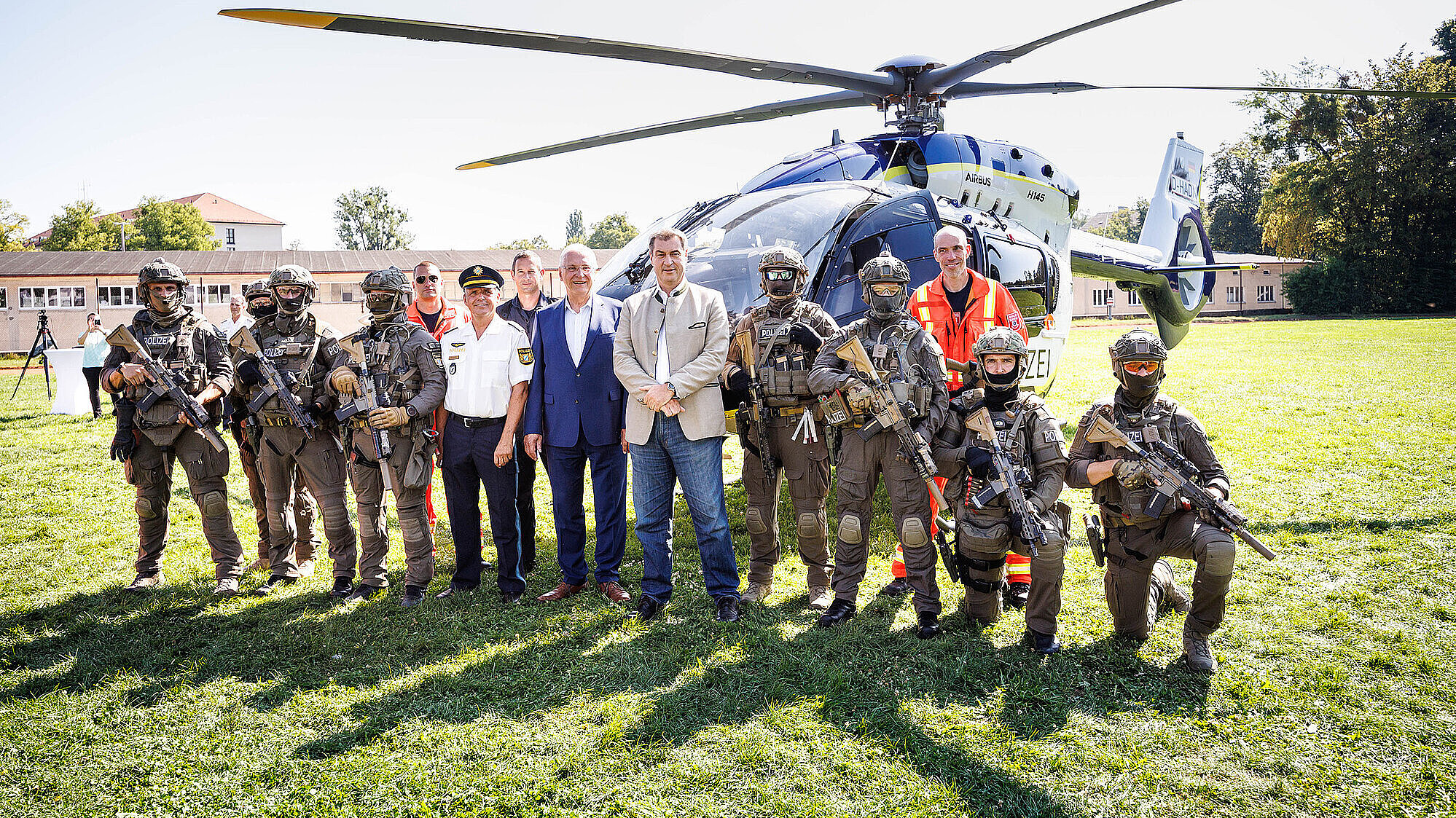 Gruppenfoto mit Söder, Herrmann und der Hubschrauberstaffel in Uniform vor Polizeihubschrauber