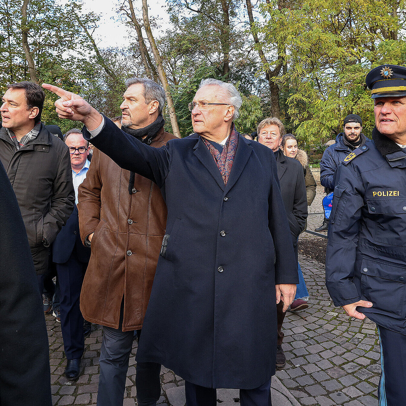 Söder, Herrmann, Eisenreich und Hampel im Park schauen nach links