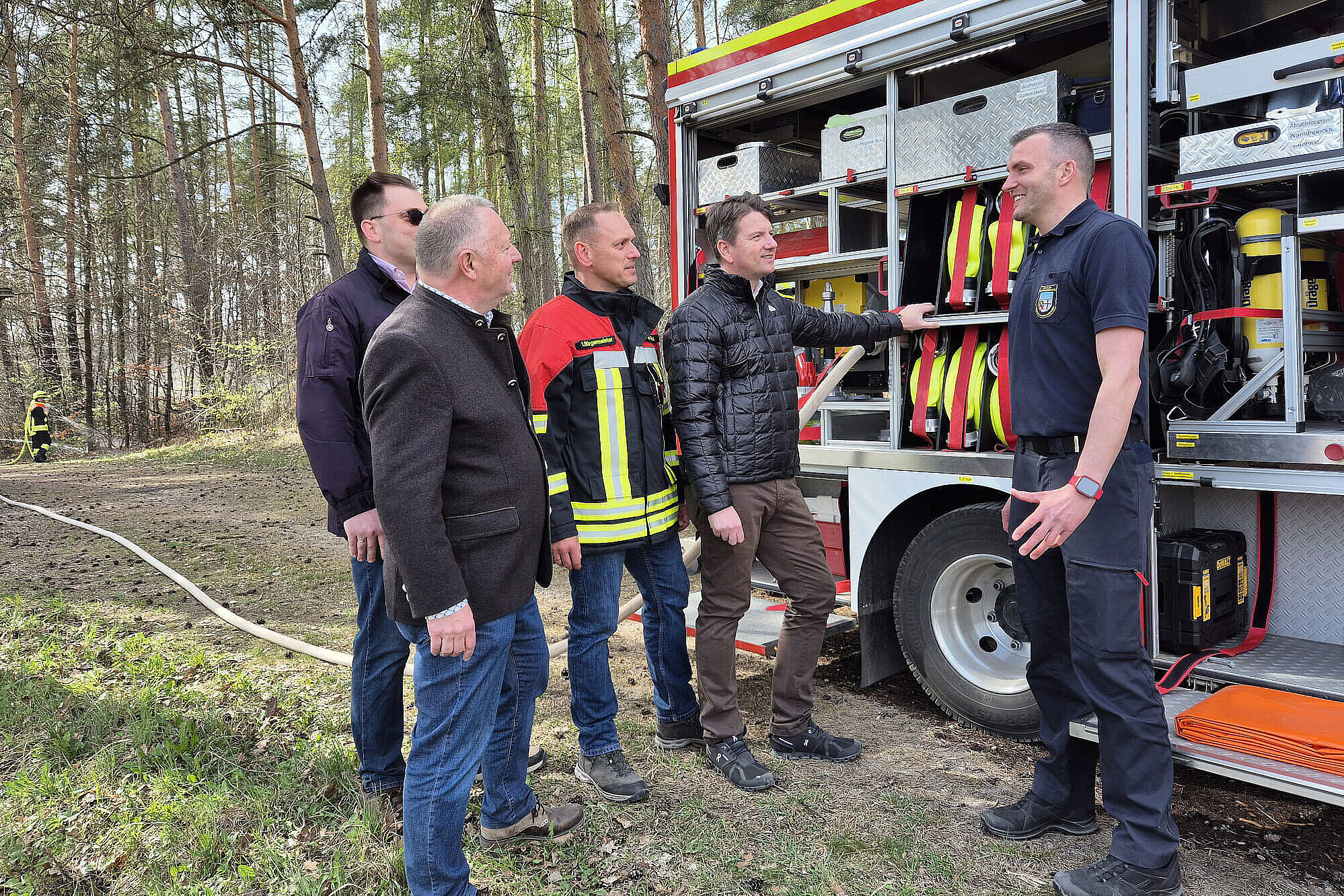 Innenstaatssekretär Sandro Kirchner mit Landrat Thomas Bold bei einer Katastrophenschutzübung vor Feuerwehrauto