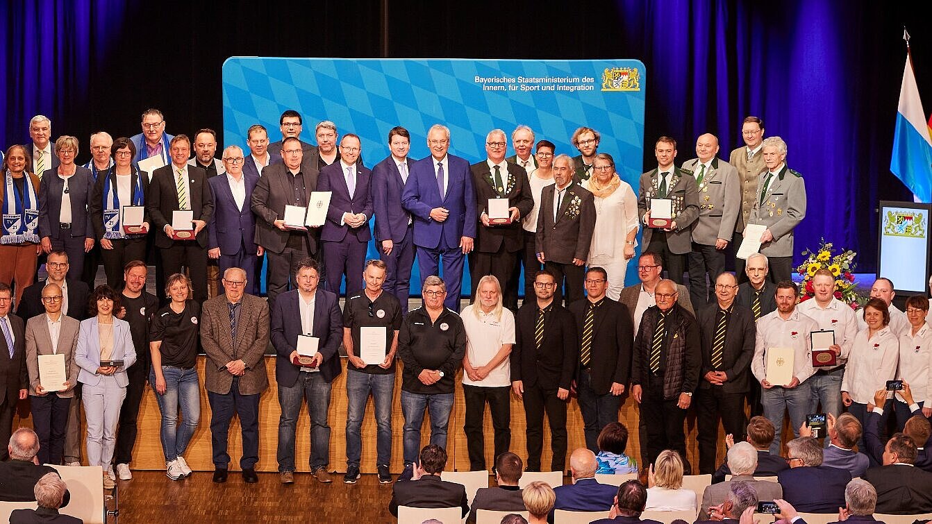 Gruppenfoto mit Geehrten der Sportplakette