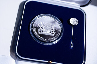 Eine Courage Medaille in Silber mit Anstecknadel im Etui auf blauem Samt