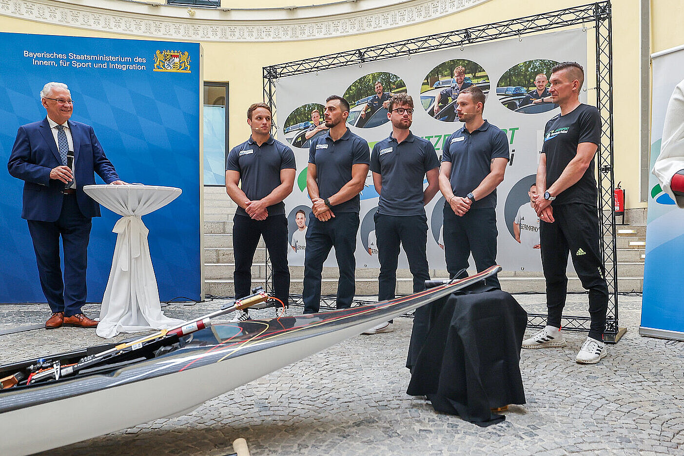 Bayerns Innen- und Sportminister Joachim Herrmann verabschiedet die Sportler Sideris Tasiadis (Kanute), Maximilian Ulbrich (Sportschütze), Timo Cavelius (Judoka), Yannick Wolf (Sprinter 100 Meter) und Matthias Schindler (Para-Radsportler) der Bayerischen Polizei zu den Olympischen Spielen am 17.07.2024 im bay. Innenministerium in München.
