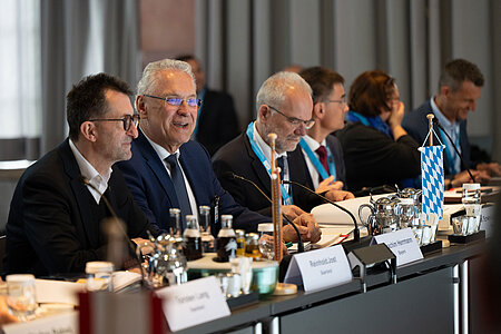 Jost, Herrmann und andere im Plenum