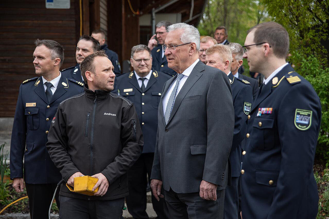 auf dem Bild: Innenminister Joachim Herrmann im Gespräch mit Mitgliedern des Werkfeuerwehrverbands Bayern