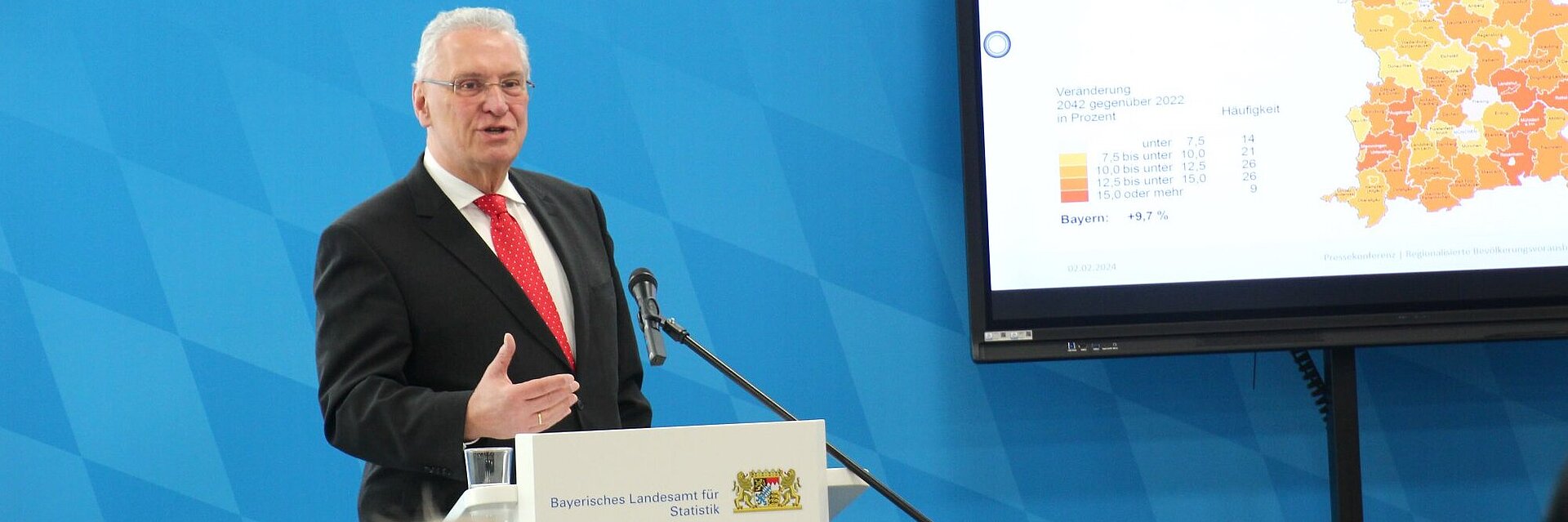 Innenminister Herrmann am Rednerpult bei der PK zur Bevölkerungsstatistik