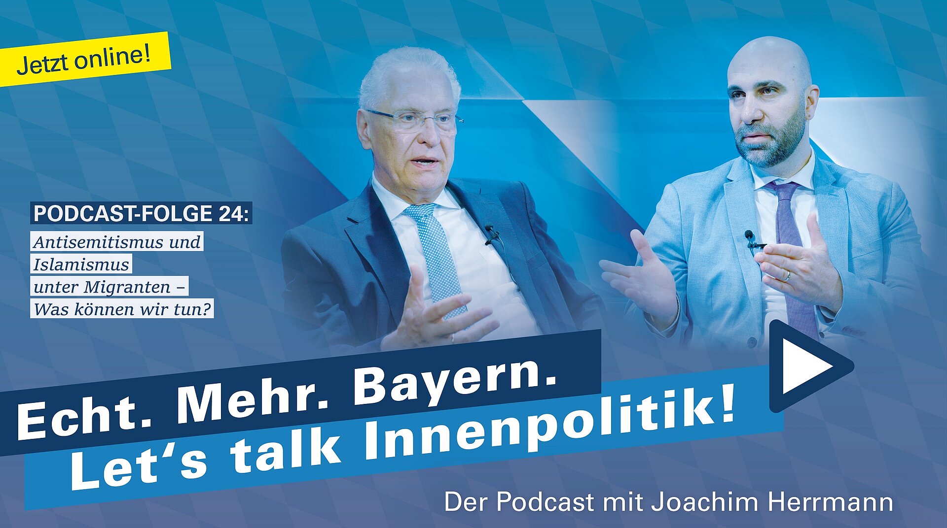 Innenminister Joachim Herrmann und der Islamismus-Experte Ahmad Mansour sind auf dem Bild zu sehen, im Hintergrund sind blau-weiße Rauten zu sehen