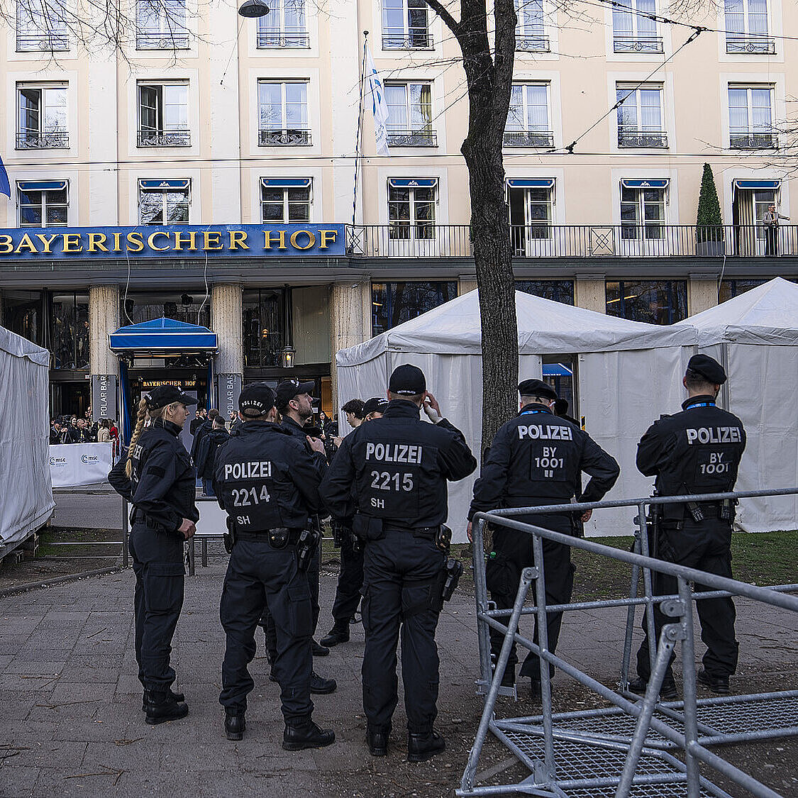 Polizisten im Einsatz vor dem Bayerischen Hof