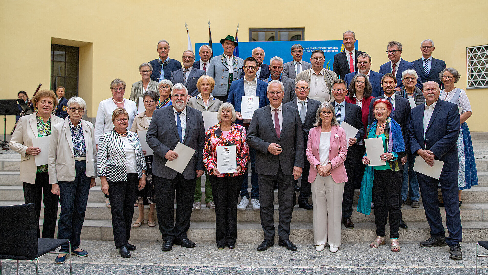 Gruppenbild mit Herrmann und den Geehrten im Odeon