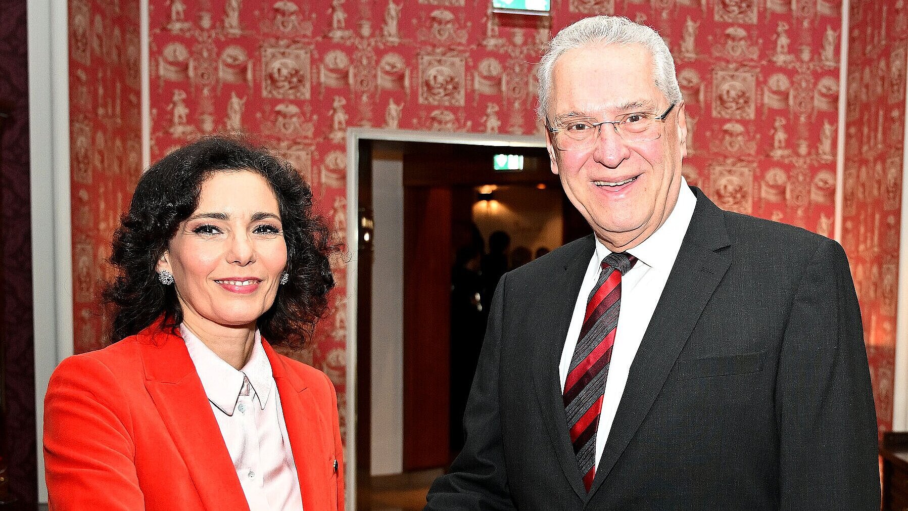 Herrmann schüttelt der EU-Kommissarin für Katastrophenschutz, Hadja Lahbib die Hand