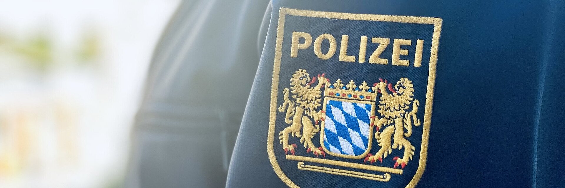 Polizeiwappen auf einen Uniformärmel