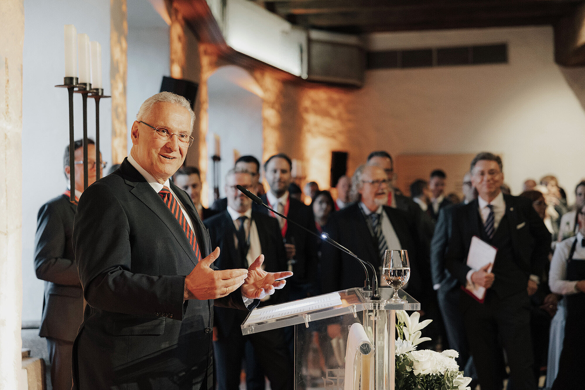 Innenminister Herrmann links am Rednerpult mit Blick ins Publikum