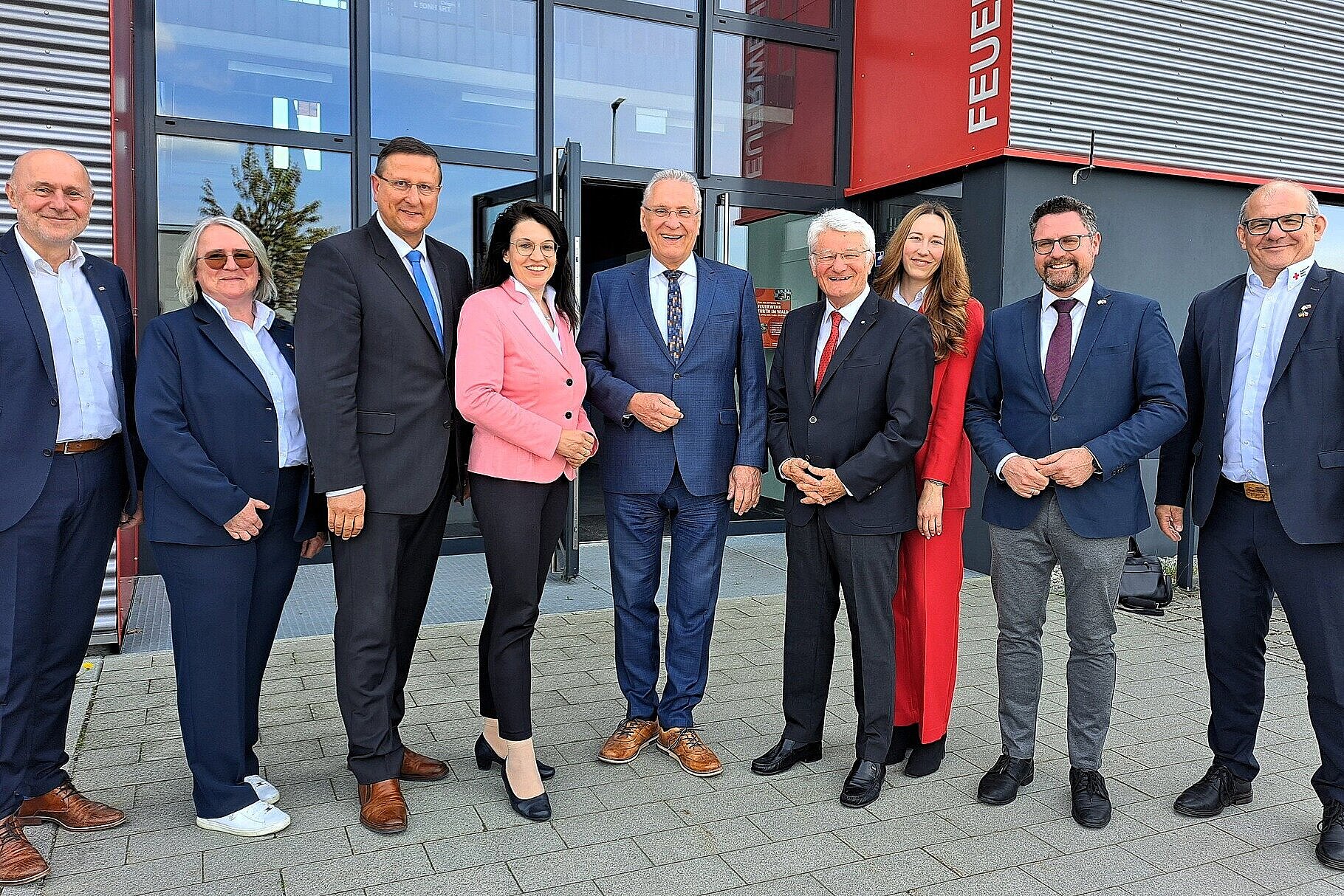 Auf dem Bild:  Innenminister Joachim Herrmann mit Teilnehmern des BRK-Kreisverbands Cham