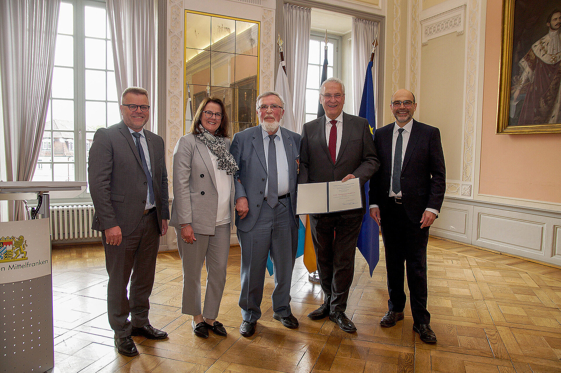 Die Personen auf dem Gruppenfoto, v.l.n.r.: Stefan Horndasch, stellv. Landrat des Landkreises Ansbach, Regierungsvizepräsidentin Birgit Riesner, Geehrter Claus Broser, Staatsminister Joachim Herrmann mit Urkunde, Markus Liebich, Erster Bürgermeister Stadt Leutershausen.