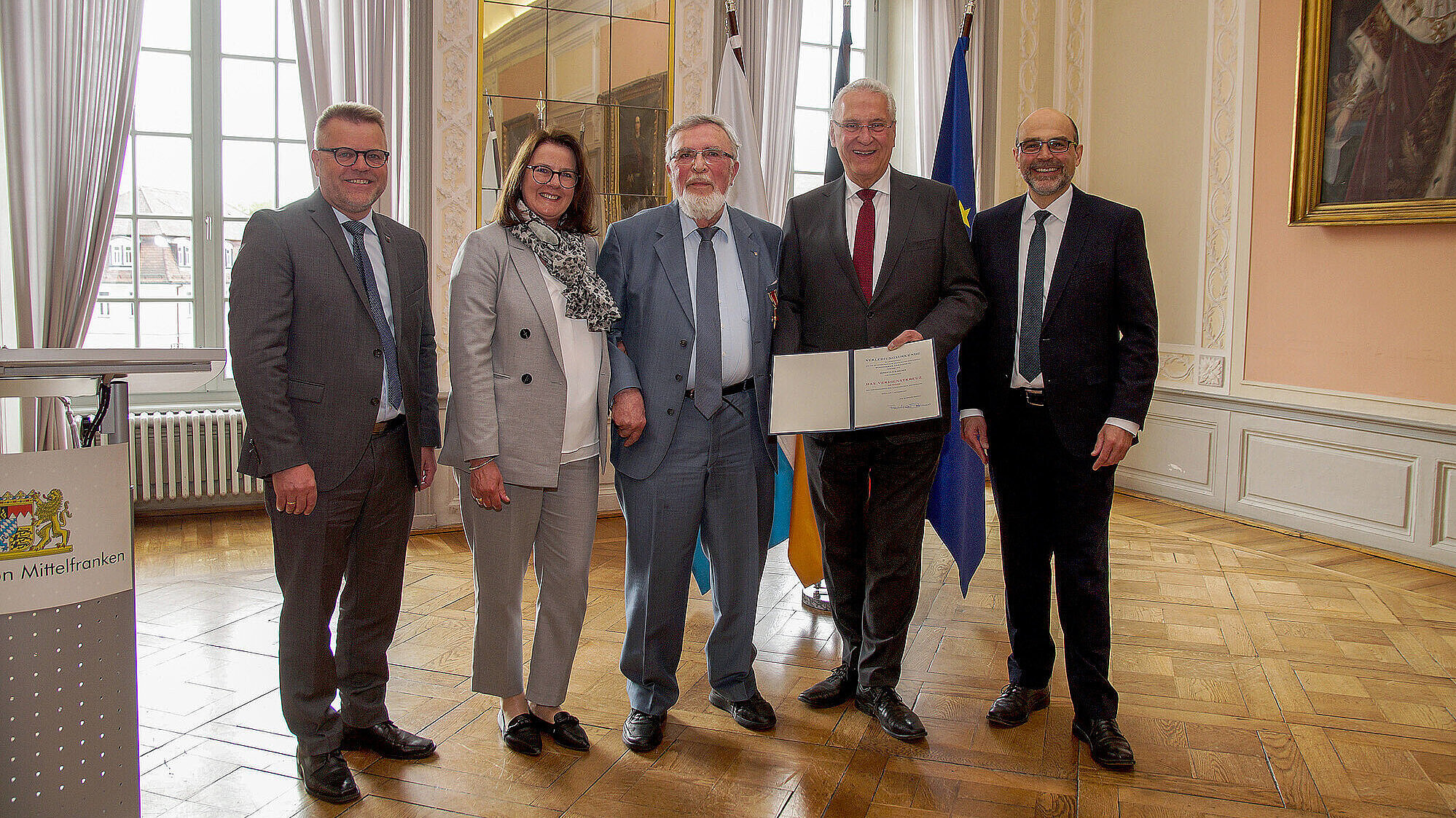 Die Personen auf dem Gruppenfoto, v.l.n.r.: Stefan Horndasch, stellv. Landrat des Landkreises Ansbach, Regierungsvizepräsidentin Birgit Riesner, Geehrter Claus Broser, Staatsminister Joachim Herrmann mit Urkunde, Markus Liebich, Erster Bürgermeister Stadt Leutershausen.