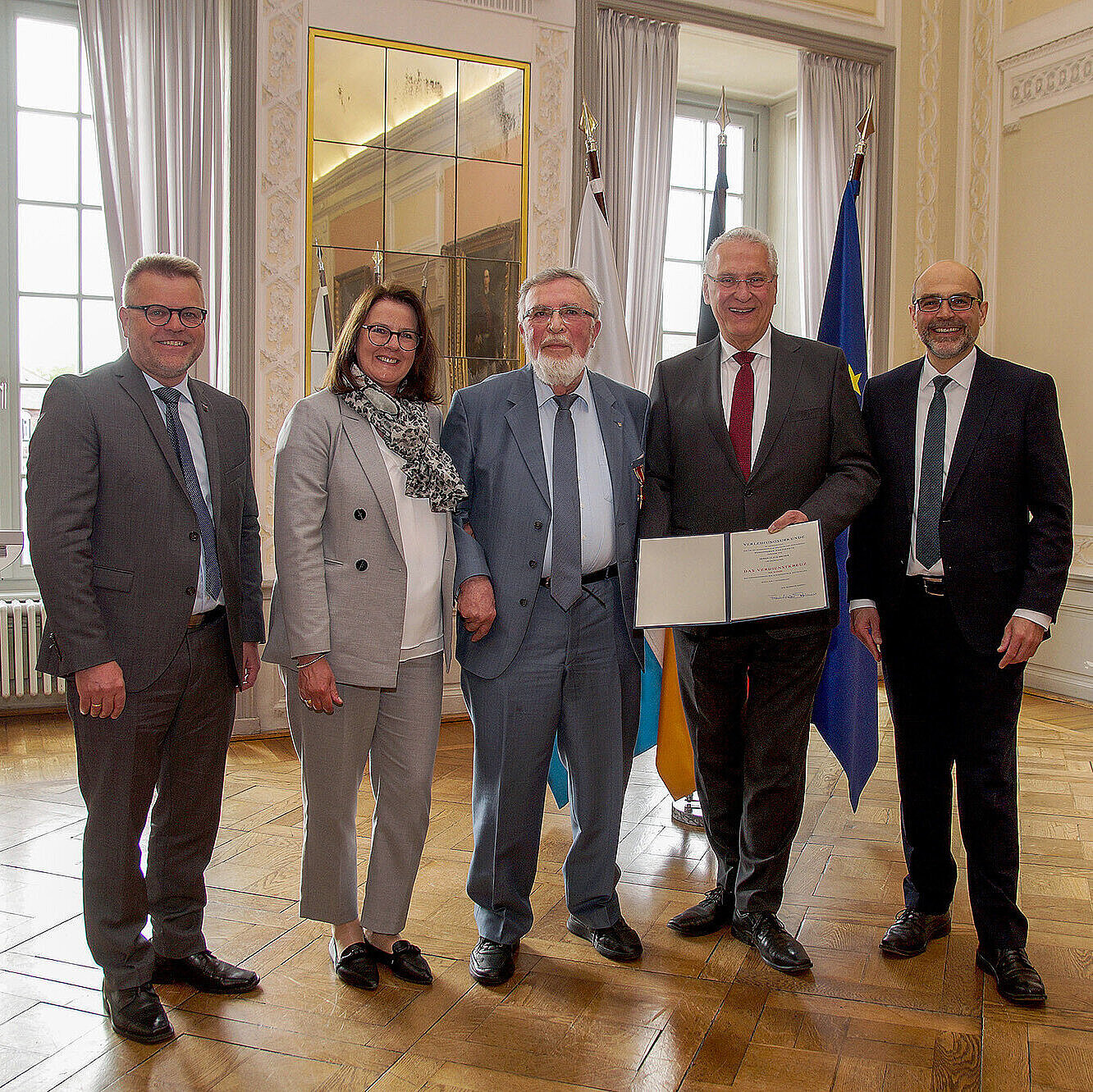 Die Personen auf dem Gruppenfoto, v.l.n.r.: Stefan Horndasch, stellv. Landrat des Landkreises Ansbach, Regierungsvizepräsidentin Birgit Riesner, Geehrter Claus Broser, Staatsminister Joachim Herrmann mit Urkunde, Markus Liebich, Erster Bürgermeister Stadt Leutershausen.