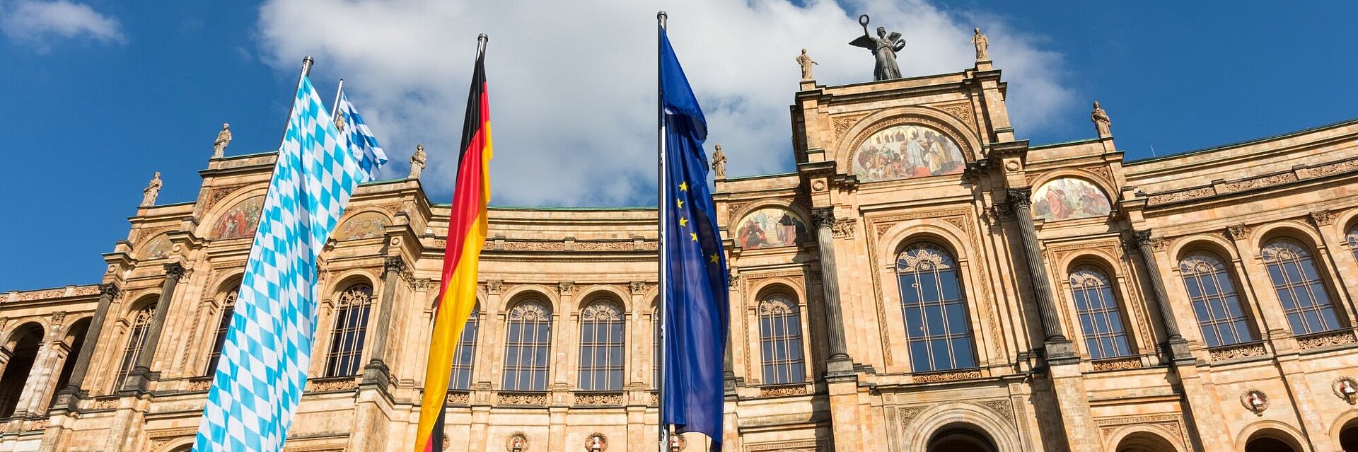 Außenansicht vom Bayerischen Landtag vor blauem Himmel