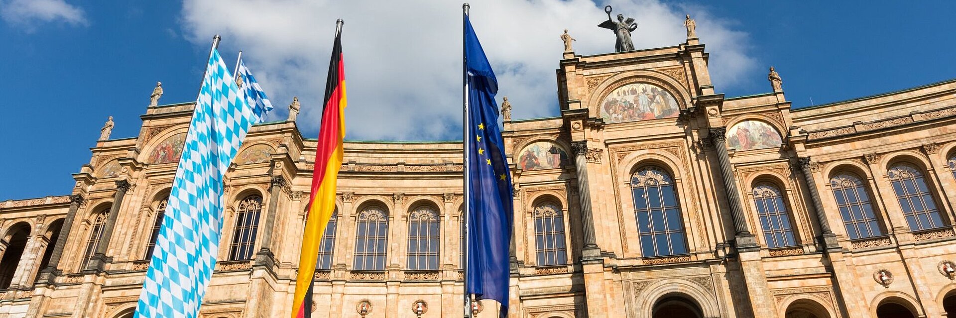 Außenansicht vom Bayerischen Landtag vor blauem Himmel