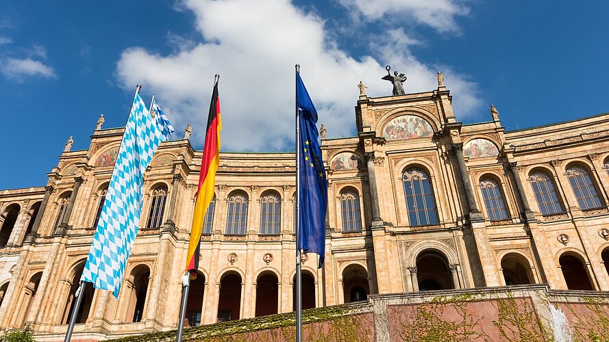 Außenansicht vom Bayerischen Landtag vor blauem Himmel